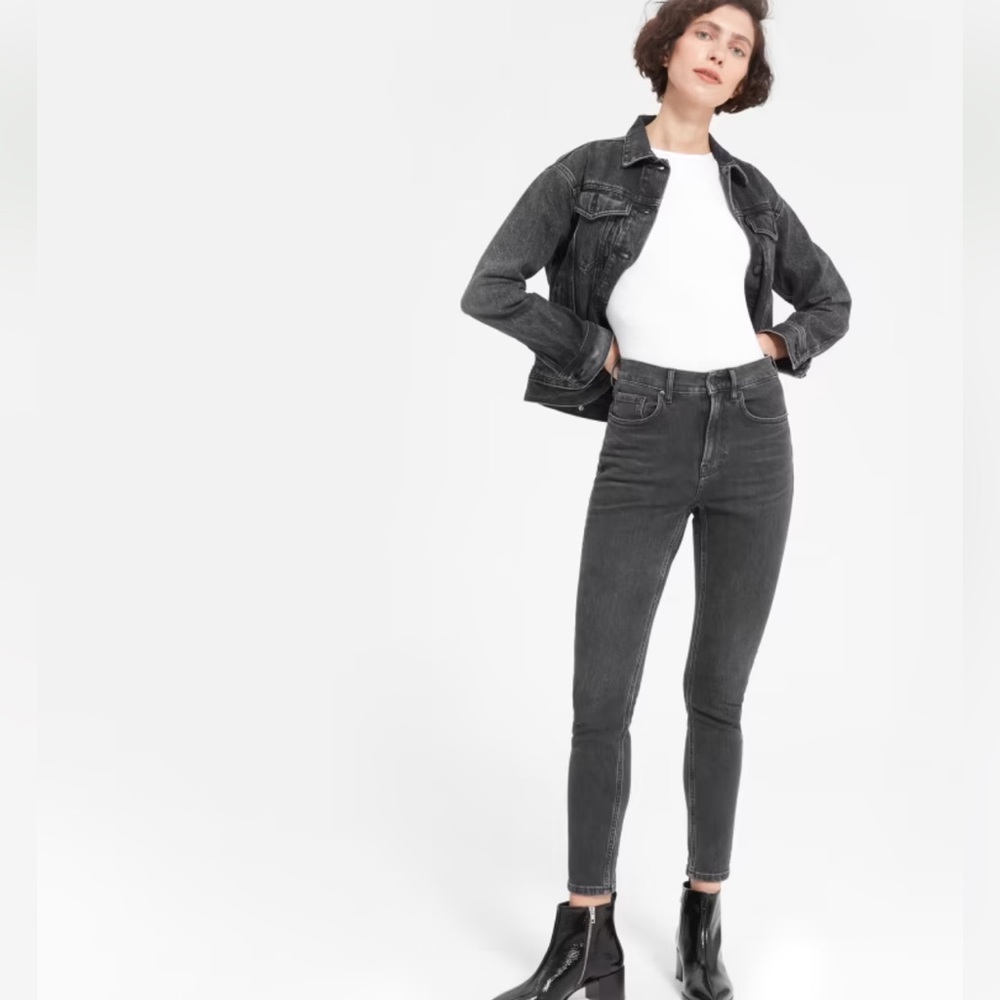 • Everlane • Women’s The High-Rise Skinny Jean
Washed Black  29 Tall
